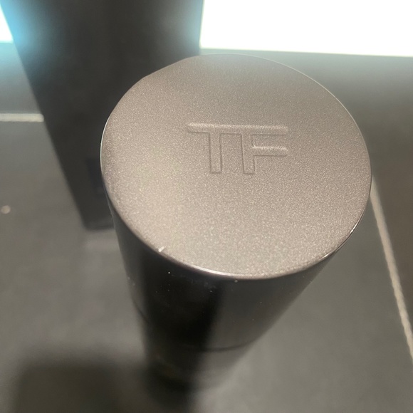 TOM FORD Oud Wood Body Spray 150ml - Picture 3 of 5